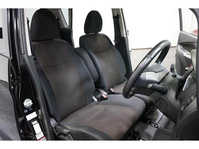 ����̖ڗ����ɂ����_�[�N�J���[�̃V�[�g�ɂȂ��Ă��܂��B�J�b�R������ۂ̎ԓ��ł��i�O�O�j�O��V�[�g�̓x���`�V�[�g�ɂȂ��Ă���A�^�]�ȂƏ���Ȃ̊Ԃɂ̓A�[�����X�g������̂Ōy�����Ԃł�������������܂��B