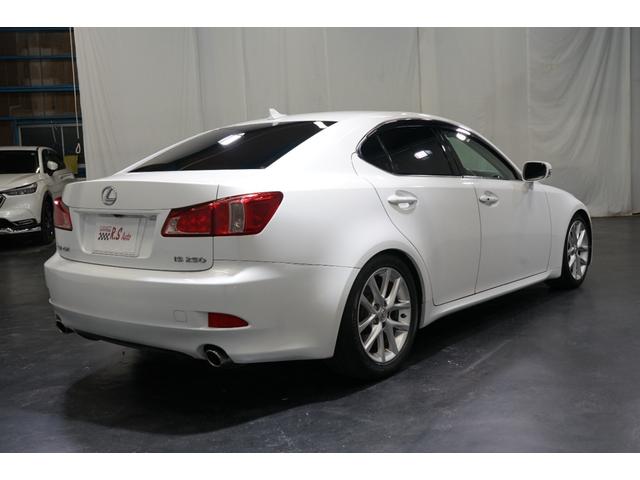 �O���F�́y�z���C�g�p�[���N���X�^���V���C���z�ł��B�P�Ȃ�z���C�g�ł͂Ȃ��p�[�������邱�Ƃŕ\�ʂ��L���L�����Č����A�������̂���C���[�W�ɂȂ�܂��B�R�[�e�B���O���j���[���L�x�ł��B���񂢂����ł��傤���H