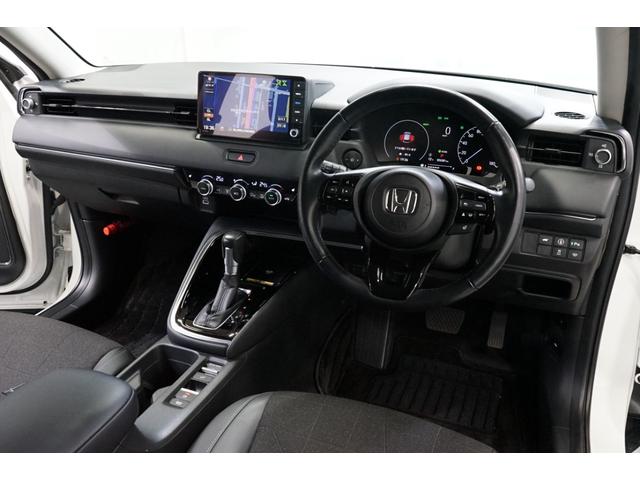 ヴェゼル ｅ：ＨＥＶ　Ｚ　禁煙車　ワンオーナー　９型ナビＴＶ　バックカメラ　衝突軽減ブレーキ　ＣＭＢＳ　レーダークルーズ　ハーフ革　ＥＴＣ　ＣＤ／ＤＶＤ　Ｂｌｕｅｔｏｏｔｈ接続　電動リアゲート　シートヒーター　ホンダセンシング（2枚目）