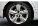 【リア右側タイヤの全体】こちらの車輌は画像のようなホイールを装着しております。純正や社外ホイールに変えたい!というお客様は、営業スタッフまでご相談ください。一緒に自分好みの1台に仕上げていきましょう!