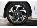 【フロント左側タイヤの全体】こちらの車輌は画像のようなホイールを装着しております。別のホイールに変えたい!というお客様は、営業スタッフまでご相談ください。一緒に自分好みの1台に仕上げていきましょう!!