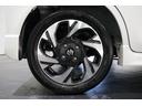 【リア右側タイヤの全体】こちらの車輌は画像のようなホイールを装着しております。純正や社外ホイールに変えたい!というお客様は、営業スタッフまでご相談ください。一緒に自分好みの1台に仕上げていきましょう!