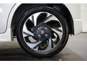 【リア左側タイヤの全体】こちらの車輌は画像のようなホイールを装着しております。純正や社外ホイールに変えたい!というお客様は、営業スタッフまでご相談ください。一緒に自分好みの1台に仕上げていきましょう!