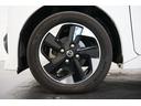 【フロント左側タイヤの全体】こちらの車輌は画像のようなホイールを装着しております。別のホイールに変えたい!というお客様は、営業スタッフまでご相談ください。一緒に自分好みの1台に仕上げていきましょう!!