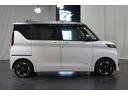 PHV車(プラグインハイブリッド)とは=充電できるHV車。PHV車は電気をガソリンのように給電でき、HV車より燃費の良い車です。価格はHV車よりも高額ですが、代わりにHV車よりも優れた点の多い車です。