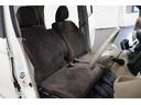 シートは汚れの目立ちにくいブラウンカラーのシートになっています。運転席と助手席の間にアームレストがあります。また、運転席と助手席がつながったベンチシートなので軽自動車ながらゆったり座ることができます。