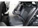 後部座席も前列シート同様、高級感のあるブラックのレザーシートになっています。シートはスレや汚れ等はほとんどなく、使用感のない状態です！センターアームレストがあるので、シーンに合わせて出し入れ可能です。