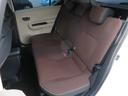 前列シート同様にブラウンカラーのシートになっています。暗い色合いなので、汚れが目立ちにくいのが嬉しいですね！走行距離は９万キロ台と多めですが、シートはスレや汚れなどはあまりない使用感の少ない状態です。