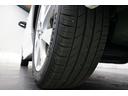 【後輪タイヤの残り溝】こちらの車輌のタイヤ残り溝は画像の通りです。調べる際にはご参考ください。内外装問わず、とにかく徹底清掃・洗浄を行っております。私たちは自信をもって次なるお車をご提供いたします！！
