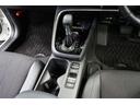 パーキングブレーキは電動パーキングとなっています。ボタン式で力も必要なく指先１本でパーキングブレーキをかけることができます。またオートエアコンを装備しているので設定した温度で温度調整を自動で行います。