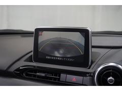 この車は【バックカメラ】が搭載されています。駐車などでバックする時に、ナビ画面で【しっかり確認】できるので安心です！サイドミラーを見て、バックカメラもあれば『やってしまった！』って事はもうありません。 6