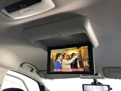 １１インチのフリップダウンモニター装備のお車です！もちろんテレビ・ＤＶＤの両方楽しめます！お子様とのお出かけ、ご友人とのドライブ、大人も子供も楽しめる車内で快適なカーライフはいかがでしょうか（＾＾）／ 6