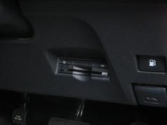 ＥＴＣ装備ですのでご納車直後からの遠距離ドライブも可能です。土日の利用料金の割引や朝夕の通行料金を割引料金で高速道路をお楽しみ頂けます。カーライフにおける重要性はナビにも匹敵するのではないでしょうか？ 6