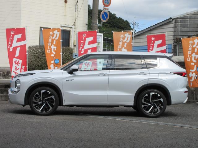 アウトランダーＰＨＥＶ Ｐ　７人乗り　ＢＯＳＥ　１００Ｖ　ＡＣ電源　エレクトリックテールゲート　純正ナビ　マルチアラウンドモニター　前後Ｐセンサー　ドライブモード　純正２０ＡＷ　シートヒーター　ステアリングヒーター　スペアキー（6枚目）
