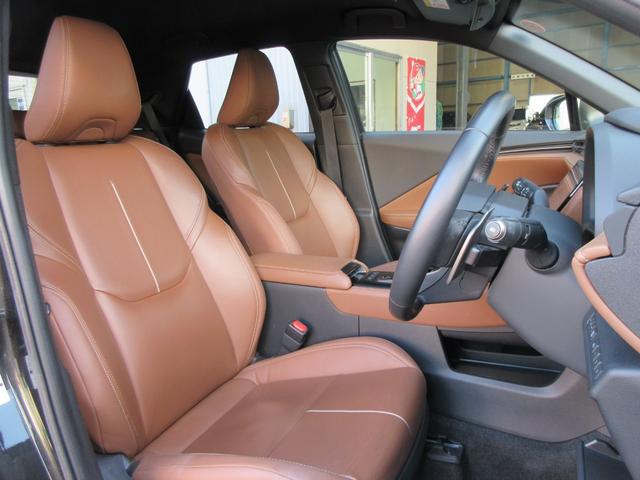 セミアニリン本革シート！　運転席は８ｗａｙパワーシートです！