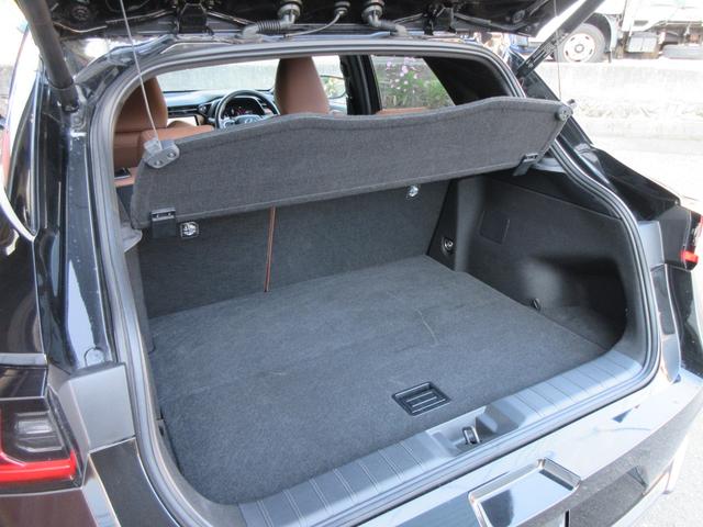 普段使いには十分な広さのラゲッジルーム！トノボードをも付いています！