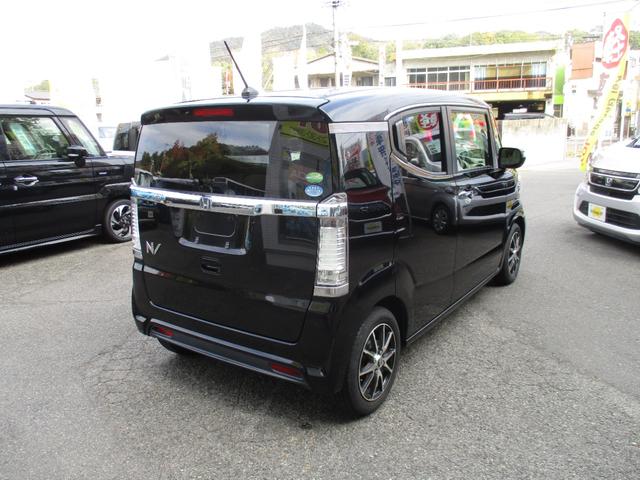 スライドドアの最大のメリットはやはり、「狭い場所でも全開にできること」です。　車両の左右にゆとりのない狭い駐車場でもスイングドアと違って大きく開けることができ、乗り降りがしやすい仕様となっております。