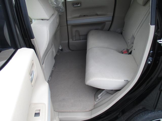 もちろんフロアマットも保護！屋内展示場なのでクルマが納車前に汚れてしまう心配は少ないですが、足元の部分はどうしても汚れやすいのでこうしてカバーをかけさせていただいております。