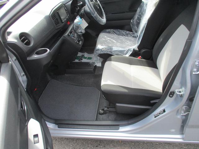 シートももちろんクリーニング済み！カーペットクリーナーと専用の洗剤を使って綺麗にしますので臭いもしっかりと除去！