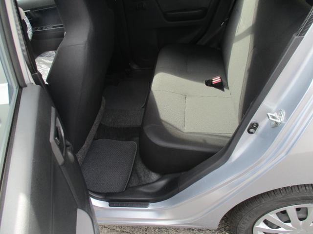 もちろんフロアマットも保護！屋内展示場なのでクルマが納車前に汚れてしまう心配は少ないですが、足元の部分はどうしても汚れやすいのでこうしてカバーをかけさせていただいております。