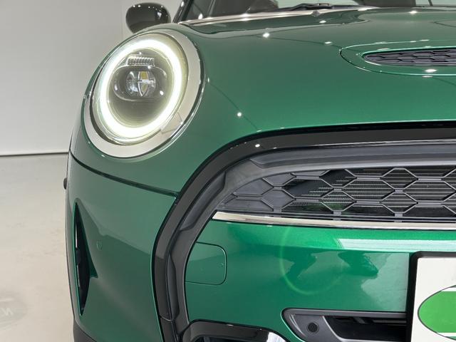 ＭＩＮＩ クーパーＳ　コンバーチブル　クラシック・トリム　茶革シート　シートヒーター　インテリジェントセーフティ　純正ディスプレイオーディオ　バックカメラ　ＥＴＣ　社外デジタルインナーミラー　ＬＥＤヘッドライト　純正１７インチアロイホイール（7枚目）