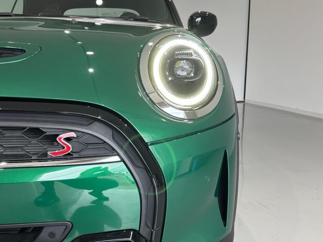 ＭＩＮＩ クーパーＳ　コンバーチブル　クラシック・トリム　茶革シート　シートヒーター　インテリジェントセーフティ　純正ディスプレイオーディオ　バックカメラ　ＥＴＣ　社外デジタルインナーミラー　ＬＥＤヘッドライト　純正１７インチアロイホイール（8枚目）