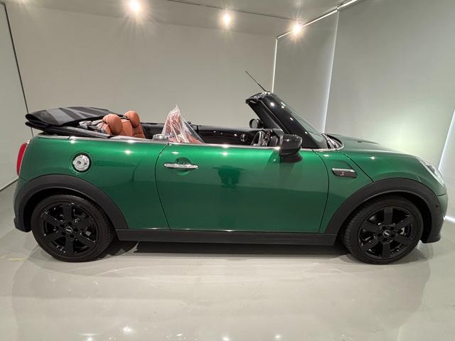 ＭＩＮＩ クーパーＳ　コンバーチブル　クラシック・トリム　茶革シート　シートヒーター　インテリジェントセーフティ　純正ディスプレイオーディオ　バックカメラ　ＥＴＣ　社外デジタルインナーミラー　ＬＥＤヘッドライト　純正１７インチアロイホイール（24枚目）
