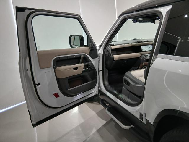 ディフェンダー ９０Ｘ－ダイナミックＳＥ　Ｐ３００　パノラマルーフ　ＭＥＲＩＤＥＡＮサウンド　エアサス　シートヒーター　ベンチレーション　ＣＯＯＬＢＯＸ　全方位カメラ　前後ドラレコ　サイドステップ　メモリー機能付きパワーシート　純正２０インチＡＷ（51枚目）