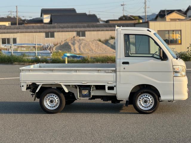 エアコン・パワステ　スペシャル　４ＷＤ　５速マニュアル　３方開　運転席エアバック荷台マット　エアコン　パワーステアリング　ＥＦエンジン　ＡＭＦＭラジオ(4枚目)