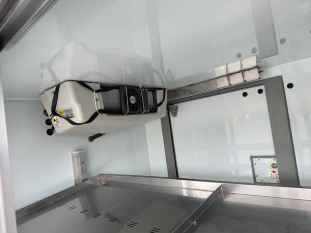 　移動販売冷凍車　キッチンカー　４ＷＤ　５速マニュアル　エアコンパワステ　手洗い設備　スライドドア　ガラスドアキーレス　パワーウィンドウ　ＦＭＡＭラジオ(18枚目)