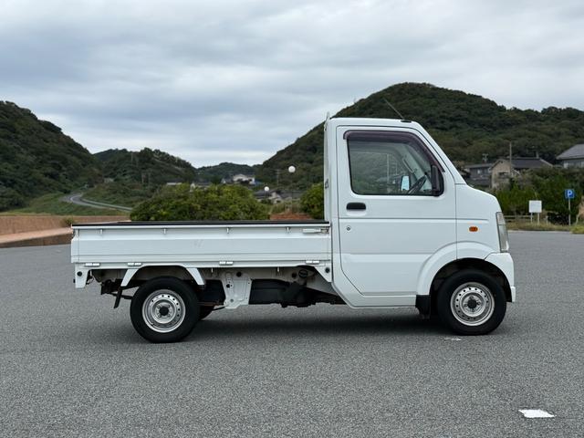 キャリイトラック KCエアコン・パワステ 4WD 5速マニュアル エアコン パワステ 3方開 ゲートプロテクター 荷台マット ヘッドライトレベライザー FM/AMラジオチューナー(4枚目)