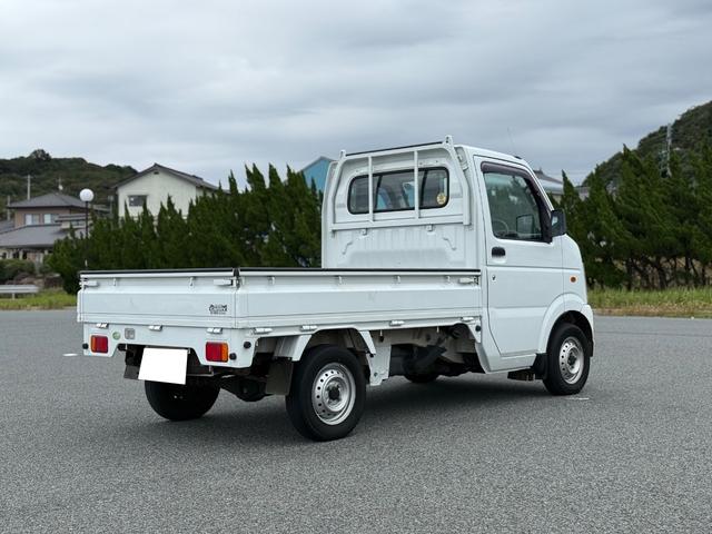 キャリイトラック KCエアコン・パワステ 4WD 5速マニュアル エアコン パワステ 3方開 ゲートプロテクター 荷台マット ヘッドライトレベライザー FM/AMラジオチューナー(7枚目)