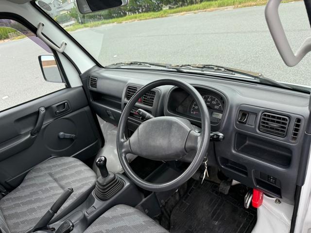 キャリイトラック KCエアコン・パワステ 4WD 5速マニュアル エアコン パワステ 3方開 ゲートプロテクター 荷台マット ヘッドライトレベライザー FM/AMラジオチューナー(9枚目)