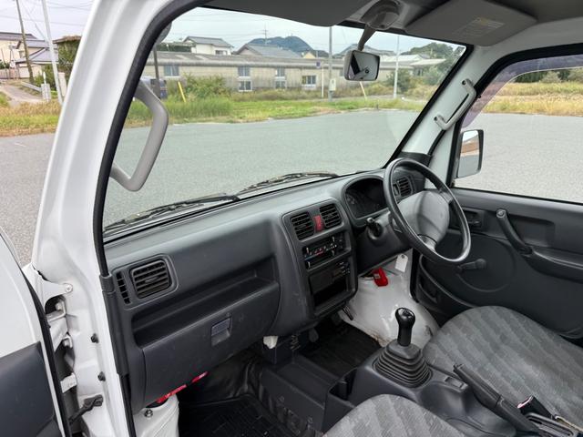 キャリイトラック KCエアコン・パワステ 4WD 5速マニュアル エアコン パワステ 3方開 ゲートプロテクター 荷台マット ヘッドライトレベライザー FM/AMラジオチューナー(10枚目)