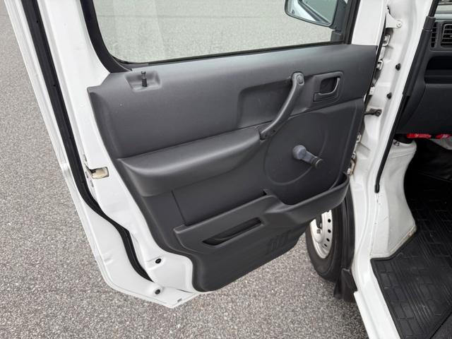 キャリイトラック KCエアコン・パワステ 4WD 5速マニュアル エアコン パワステ 3方開 ゲートプロテクター 荷台マット ヘッドライトレベライザー FM/AMラジオチューナー(14枚目)