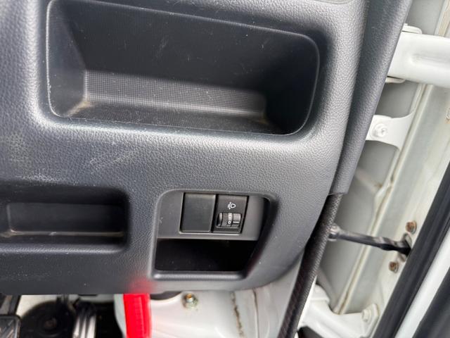 キャリイトラック KCエアコン・パワステ 4WD 5速マニュアル エアコン パワステ 3方開 ゲートプロテクター 荷台マット ヘッドライトレベライザー FM/AMラジオチューナー(16枚目)