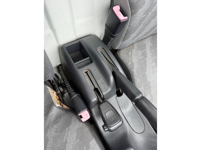 キャリイトラック KCエアコン・パワステ 4WD 5速マニュアル エアコン パワステ 3方開 ゲートプロテクター 荷台マット ヘッドライトレベライザー FM/AMラジオチューナー(17枚目)