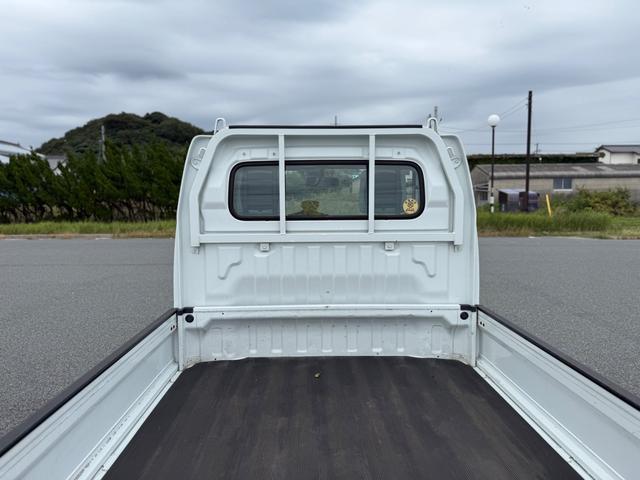 キャリイトラック KCエアコン・パワステ 4WD 5速マニュアル エアコン パワステ 3方開 ゲートプロテクター 荷台マット ヘッドライトレベライザー FM/AMラジオチューナー(30枚目)