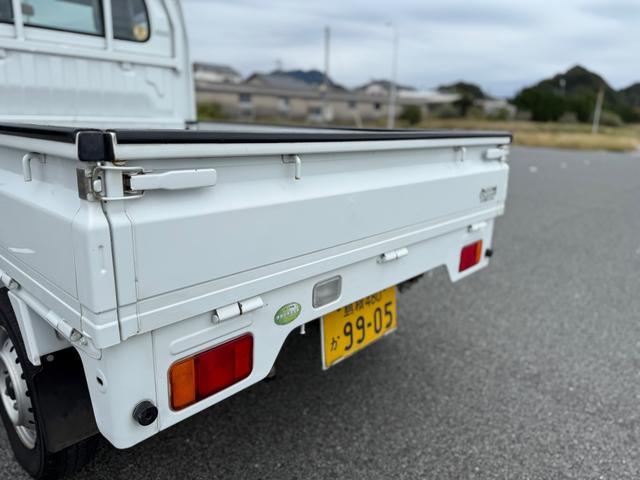 キャリイトラック KCエアコン・パワステ 4WD 5速マニュアル エアコン パワステ 3方開 ゲートプロテクター 荷台マット ヘッドライトレベライザー FM/AMラジオチューナー(34枚目)