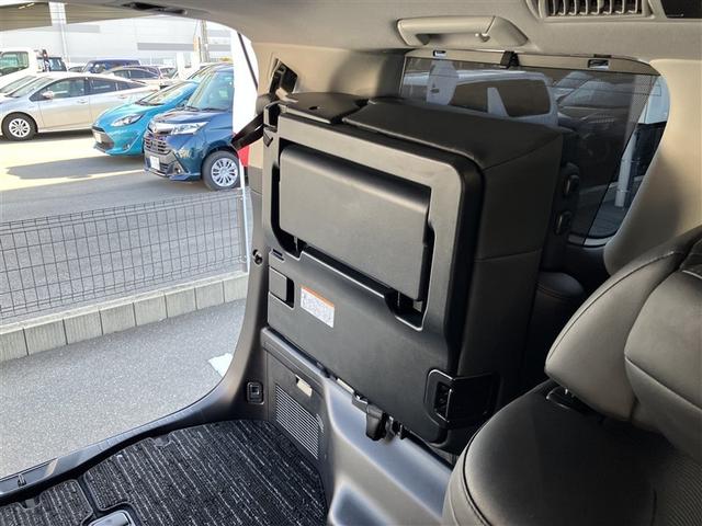 ３列目シートは跳ね上げ式で折りたたみ可能です。キャンプ用品など大きな荷物もばっちり収納可能です！