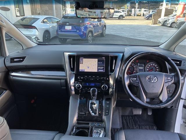 スタイリッシュなデザインのインパネ。各操作スイッチは使いやすい位置に配置されてます。