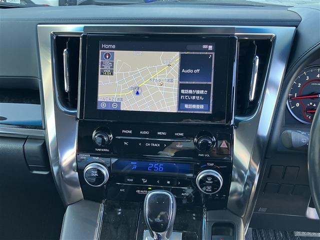 純正ナビを装備。タッチパネル式で使いやすく、お出かけもラクラクです。