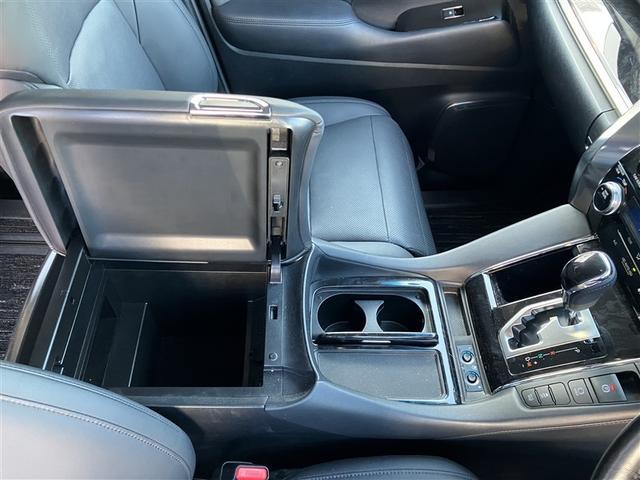 格納式のドリンクホルダー付きです。ドリンクホルダーとしてはもちろん、スマホや長財布を収納することだってできますよ。