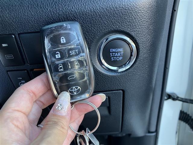 キーを取り出さずにドアを施錠＆解錠。クルマの始動も可能です。