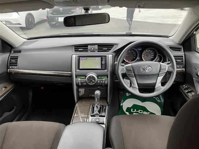 スタイリッシュなデザインのインパネ。各操作スイッチは使いやすい位置に配置されてます。