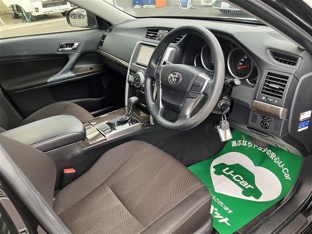 高いホールド性で運転姿勢が安定します。長距離ドライブでも疲れにくいのが魅力です。快適なドライビングライフをお送りください♪