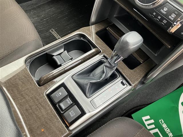 格納式のドリンクホルダー付きです。ドリンクホルダーとしてはもちろん、スマホや長財布を収納することだってできますよ。