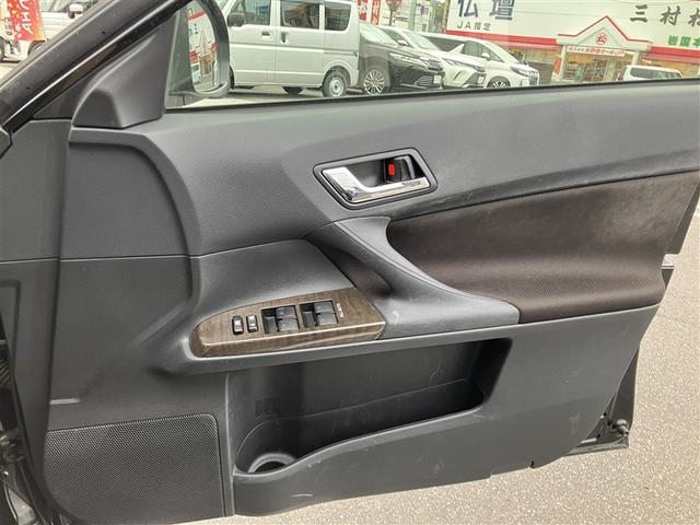 室内外はもちろん、シートを外してニオイの元となるフロアカーペットまで消臭・除菌を実施。中古車を気持ちよくお乗りいただけるクリーニングサービスです。詳細は販売店スタッフまでおたずねください。