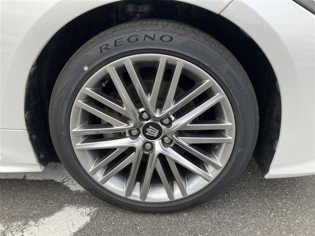 スポーティな印象を与える純正ホイールです。どこまでも走っていきたくなるようなデザインですね♪