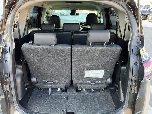 シエンタ ハイブリッドＧ　クエロ　フルセグ　メモリーナビ　ＤＶＤ再生　後席モニター　バックカメラ　衝突被害軽減システム　ＥＴＣ　両側電動スライド　ＬＥＤヘッドランプ　乗車定員７人　３列シート　ワンオーナー（10枚目）